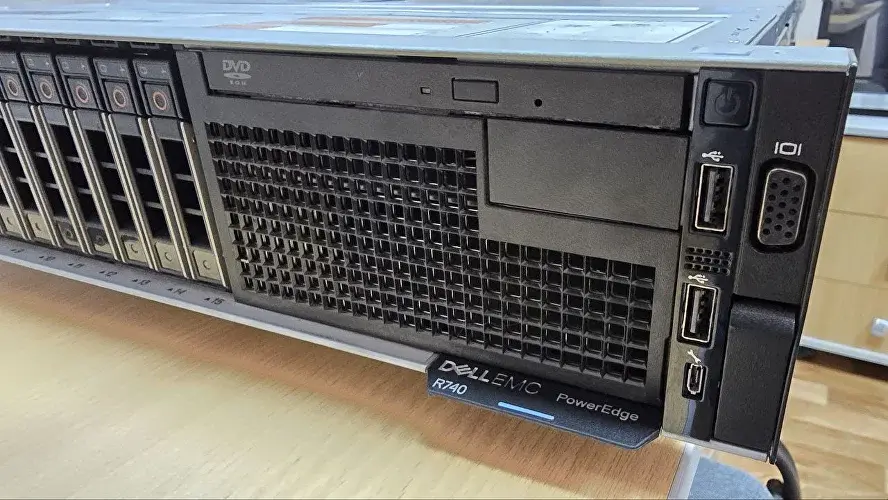Сервер Dell PowerEdge R740 с кабелями питания