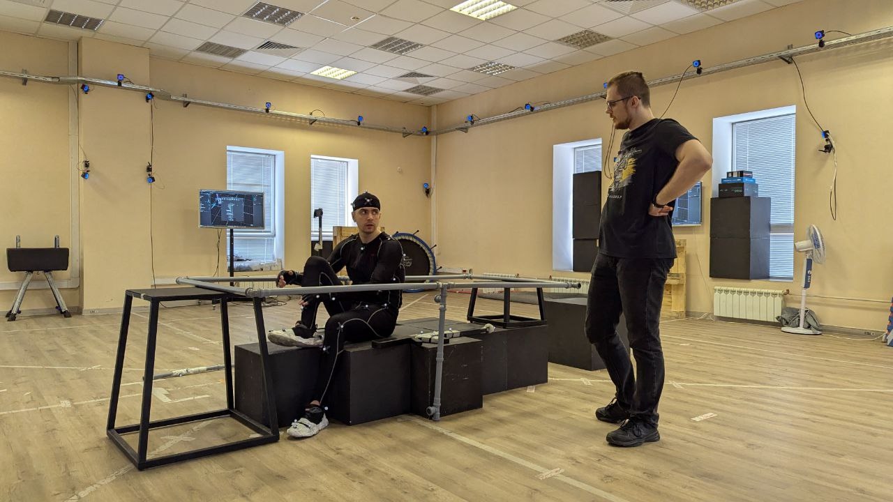 фотография, где из кубов и труб сделана конструкция, напоминающая лодку