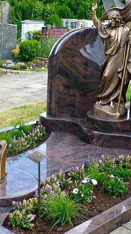 Табличка с QR-кодом на металлической стойке на гробнице