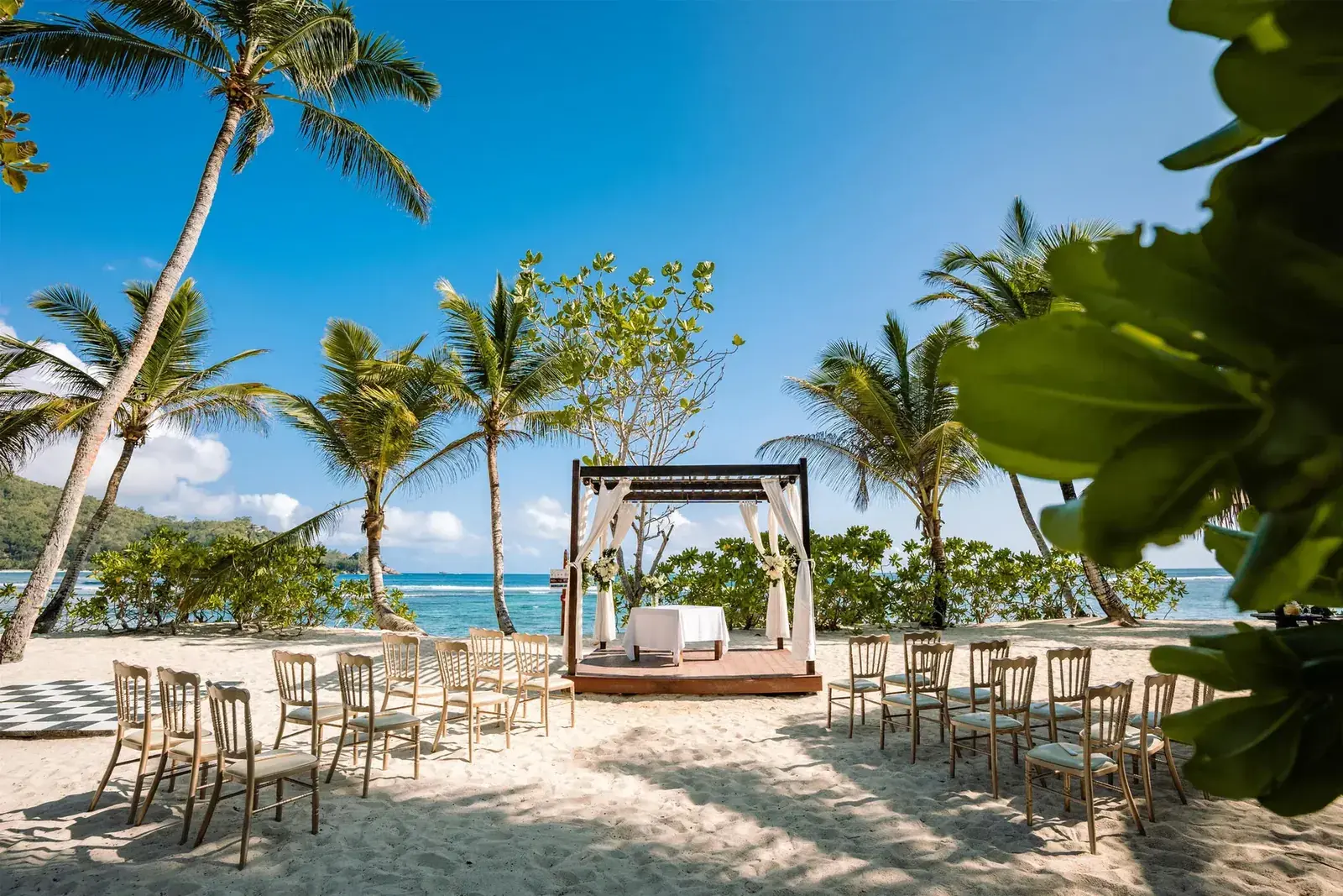 Пляж отеля Kempinski Seychelles Resort в бухте Бэ-Лазар