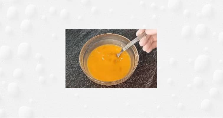 Приготовление пышного омлета с молоком на водяной бане: шаг 1