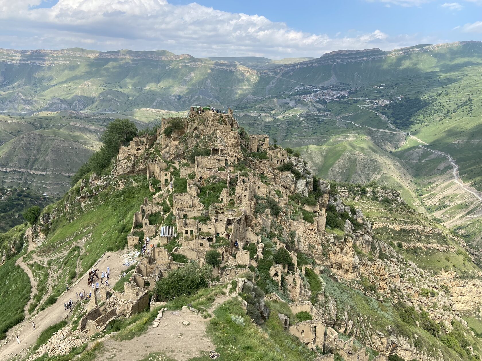 Экскурсия в заброшенный аул-призрак Гамсутль в Дагестане