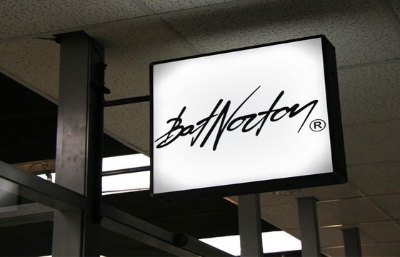 Вывеска на кронштейне для магазина одежды