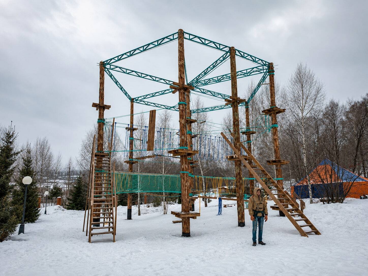 Верёвочный парк на опорах · 3 трассы · 29 этапов · скалодром 9 × 6 м — фотография 6