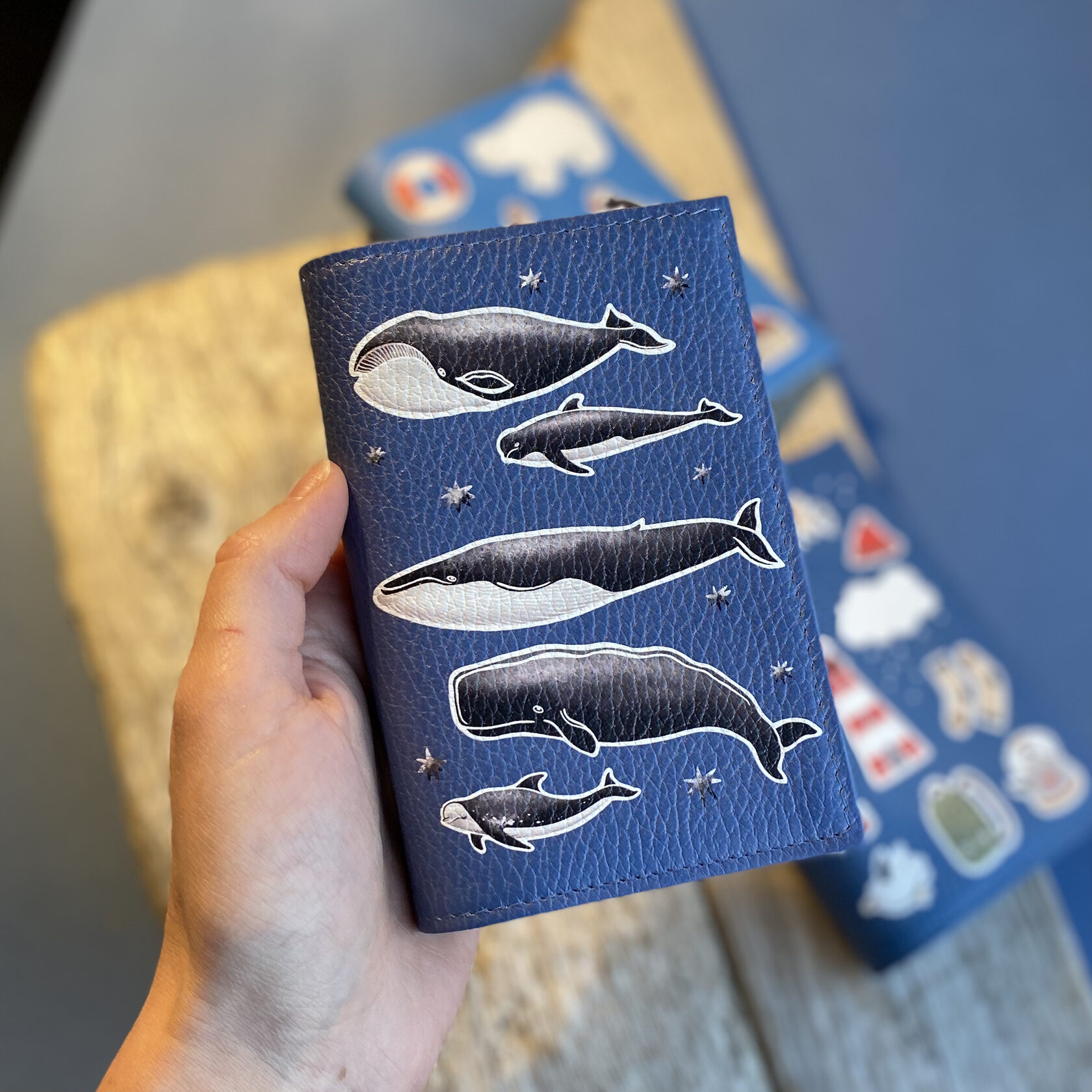 кожаная обложка для паспорта с изображением гренландского кита кашалота касатки и дельфина 