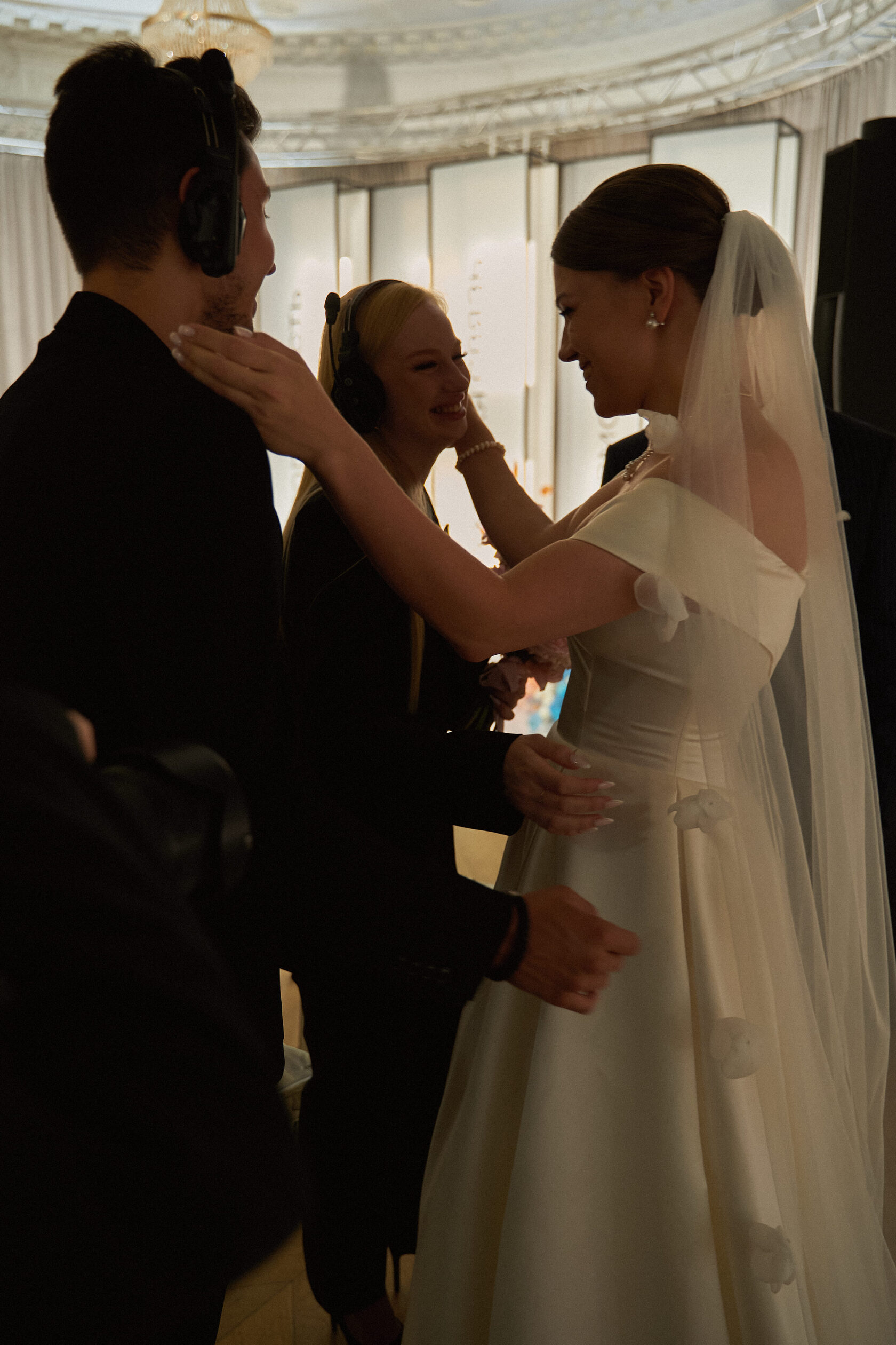 невеста и координатор на свадьбе 