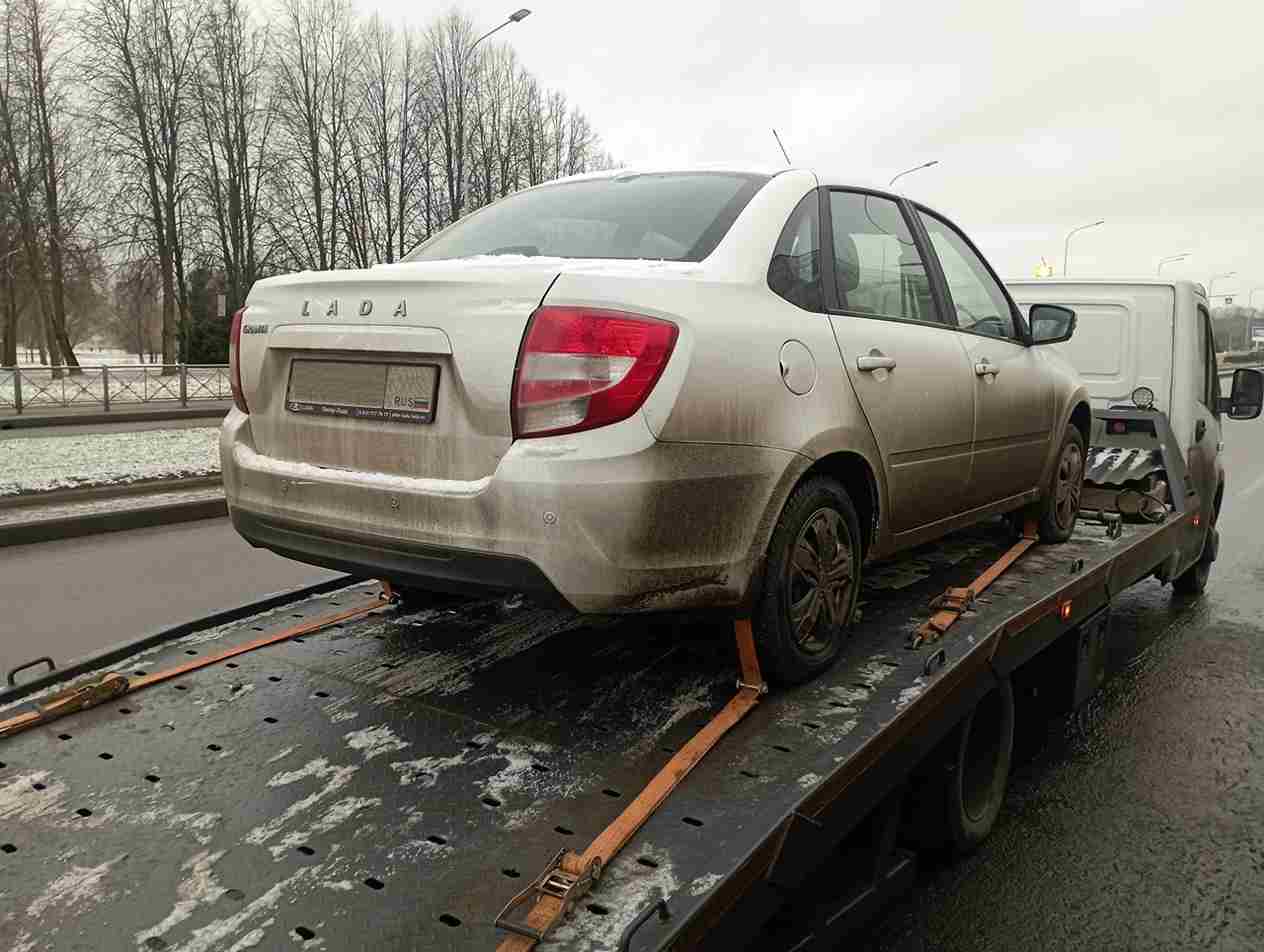 Эвакуация автомобиля LADA Granta с проспекта Луначарского в Выборгском районе Санкт-Петербурга