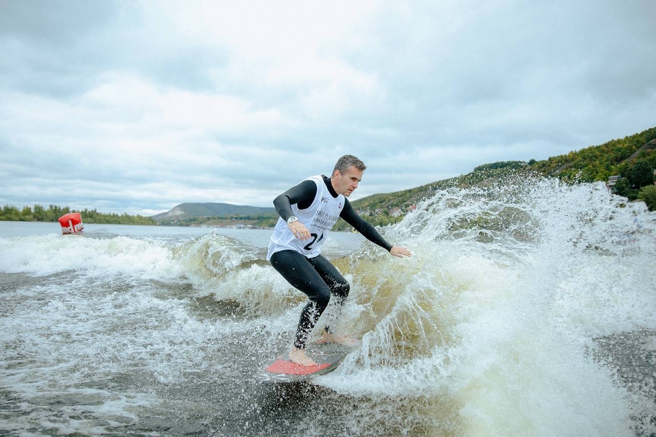 участник соревнований по вейксерфингу SURF PLAY CHAMP 2026