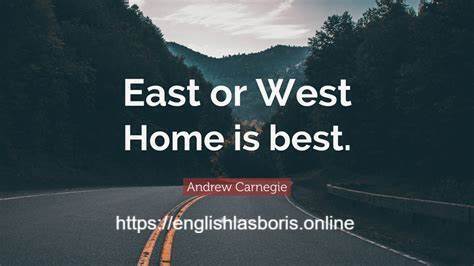 Уютный дом с надписью East or West – home is best, иллюстрирующий смысл пословицы