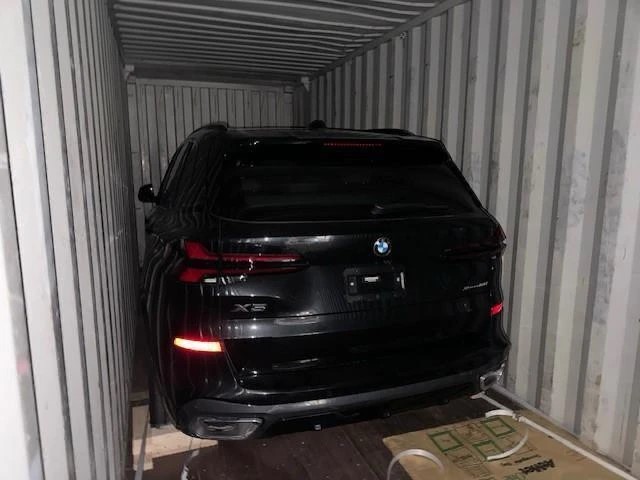 BMW X5 в контейнере