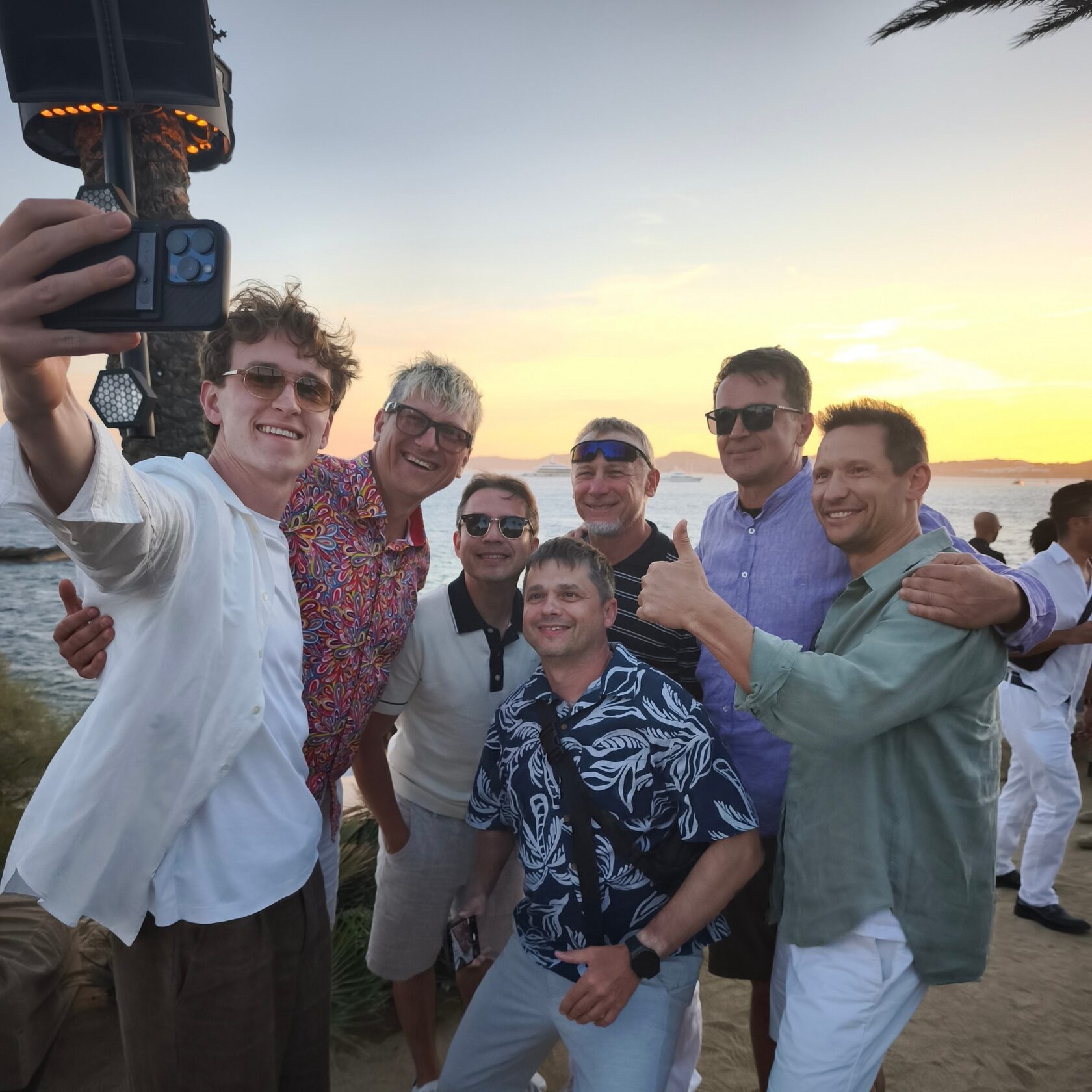 Участники Venture Regatta Greece делают селфи