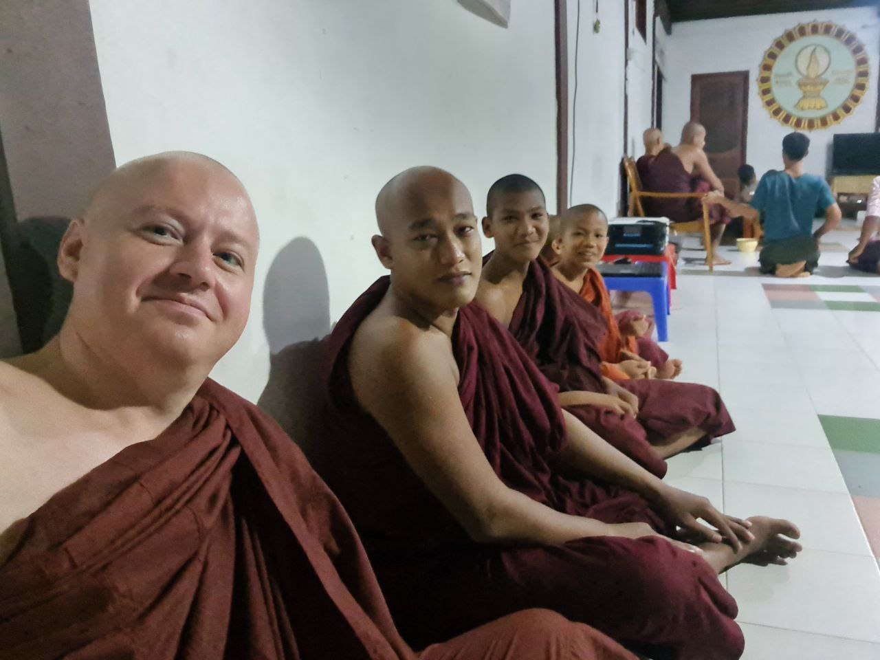 Фото Евгений Кузнецов монахи в буддийском храме в Мьянме