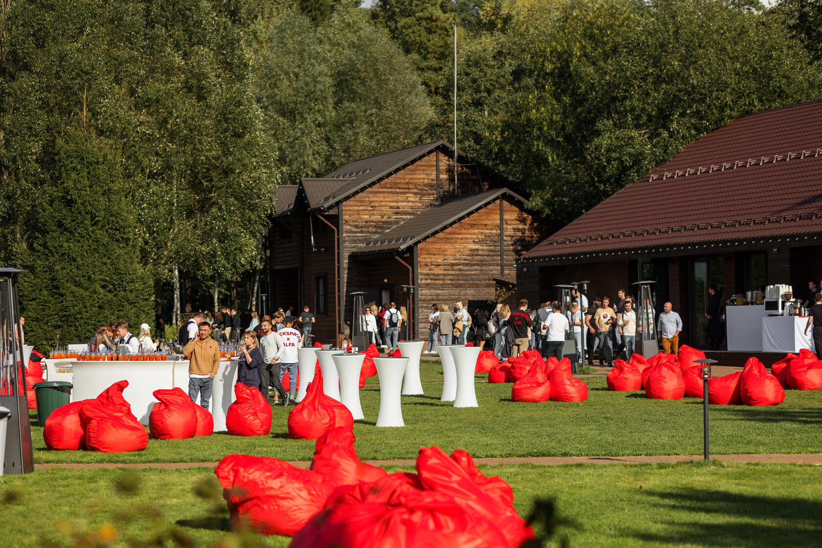 Бариста готовит напитки для гостей корпоратива на 300 человек