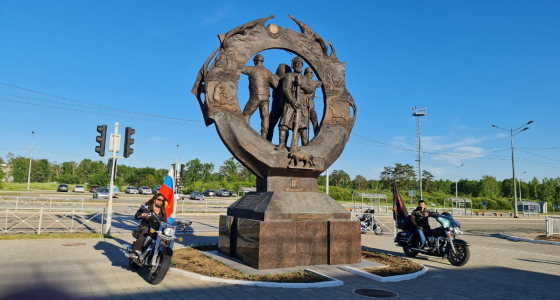 Фотографирование возле памятника