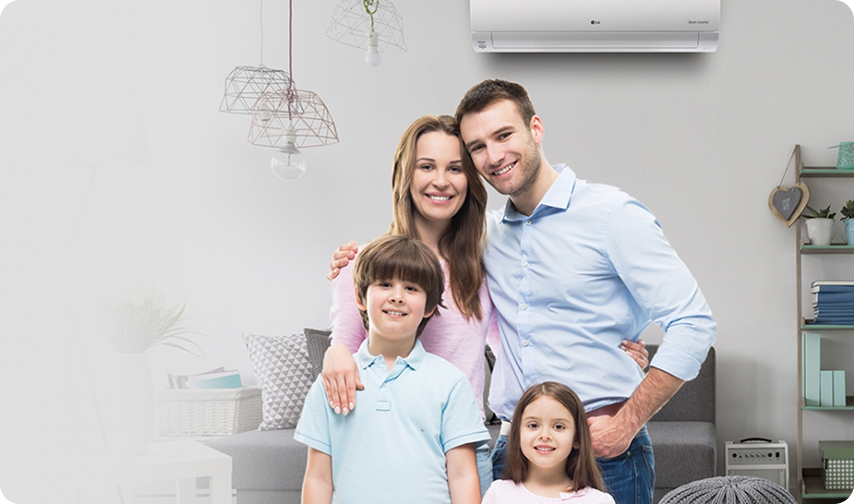 Семья стоит на фоне кондиционера