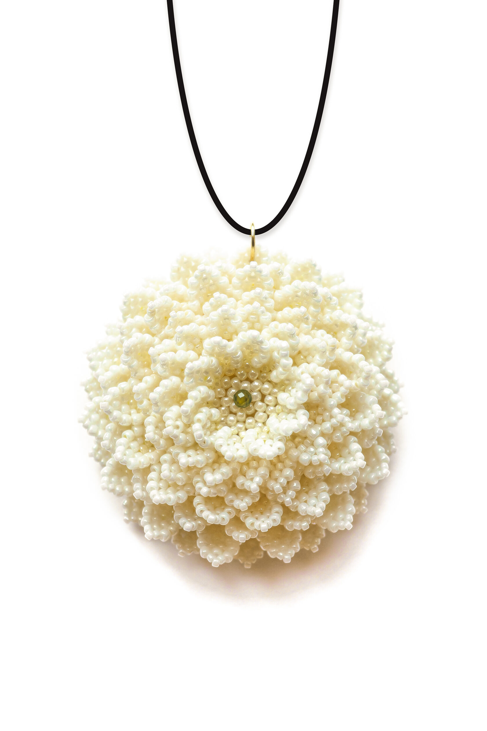 Кулон-георгин ручной работы из стеклянного японского бисера Dahlia, оттенок Перламутр