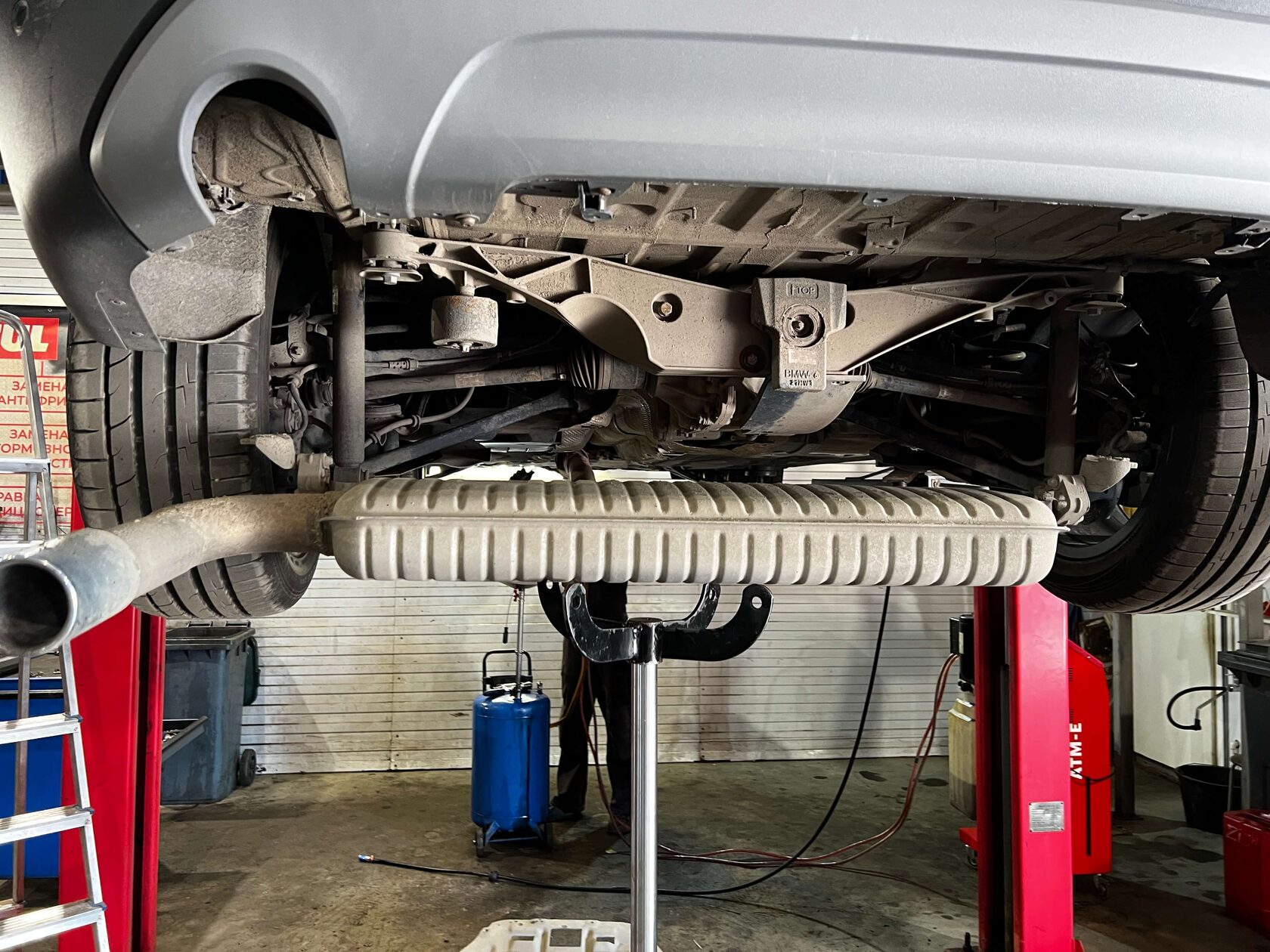 Снимаем выхлоп с креплений BMW