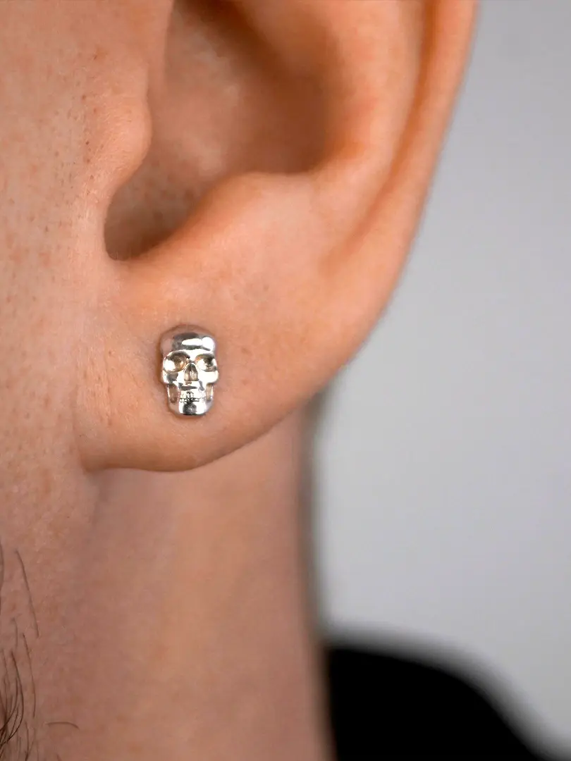 Прокол мочки уха иглой