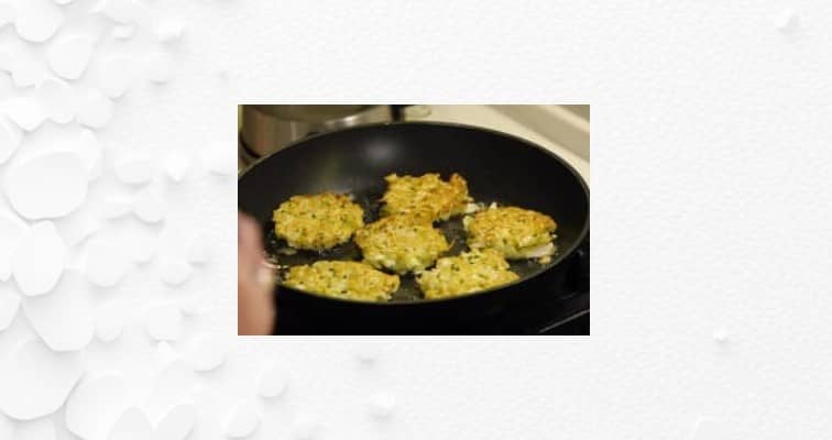 Приготовление капустных оладий с манкой и яйцом на сковороде: шаг 7