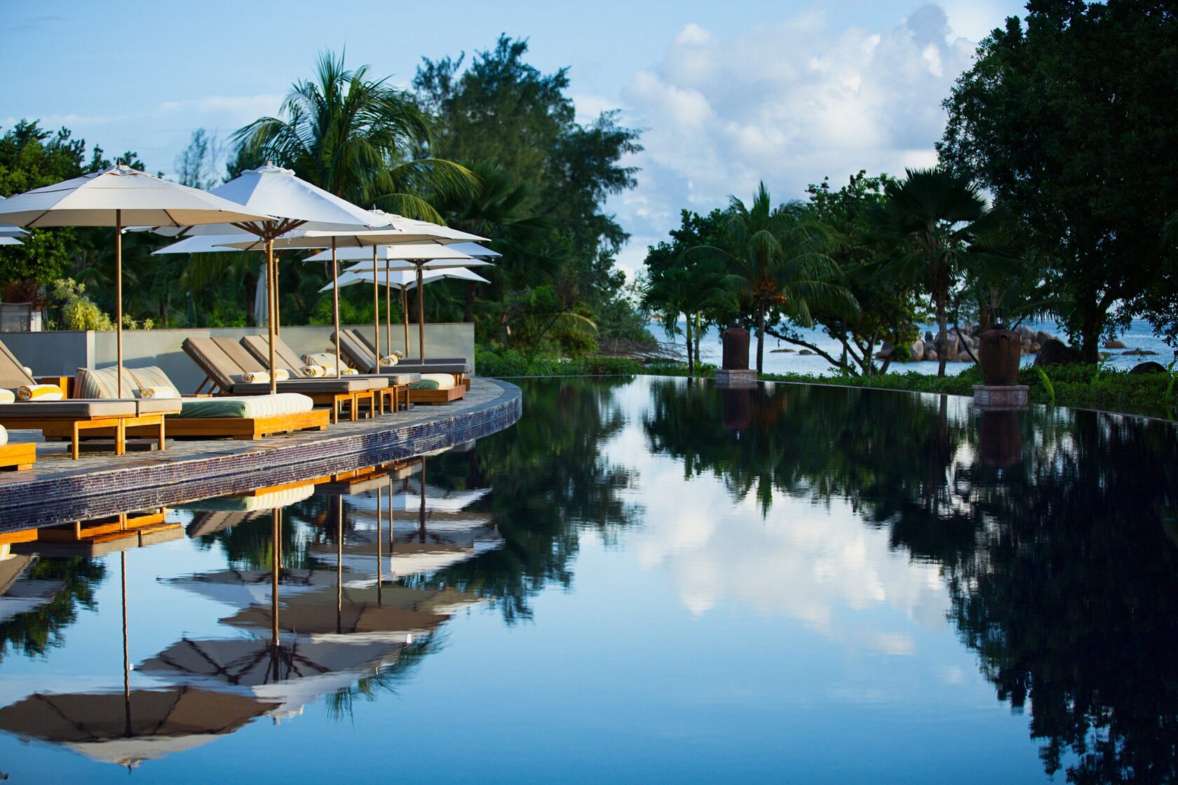 Infinity pool Raffles Seychelles