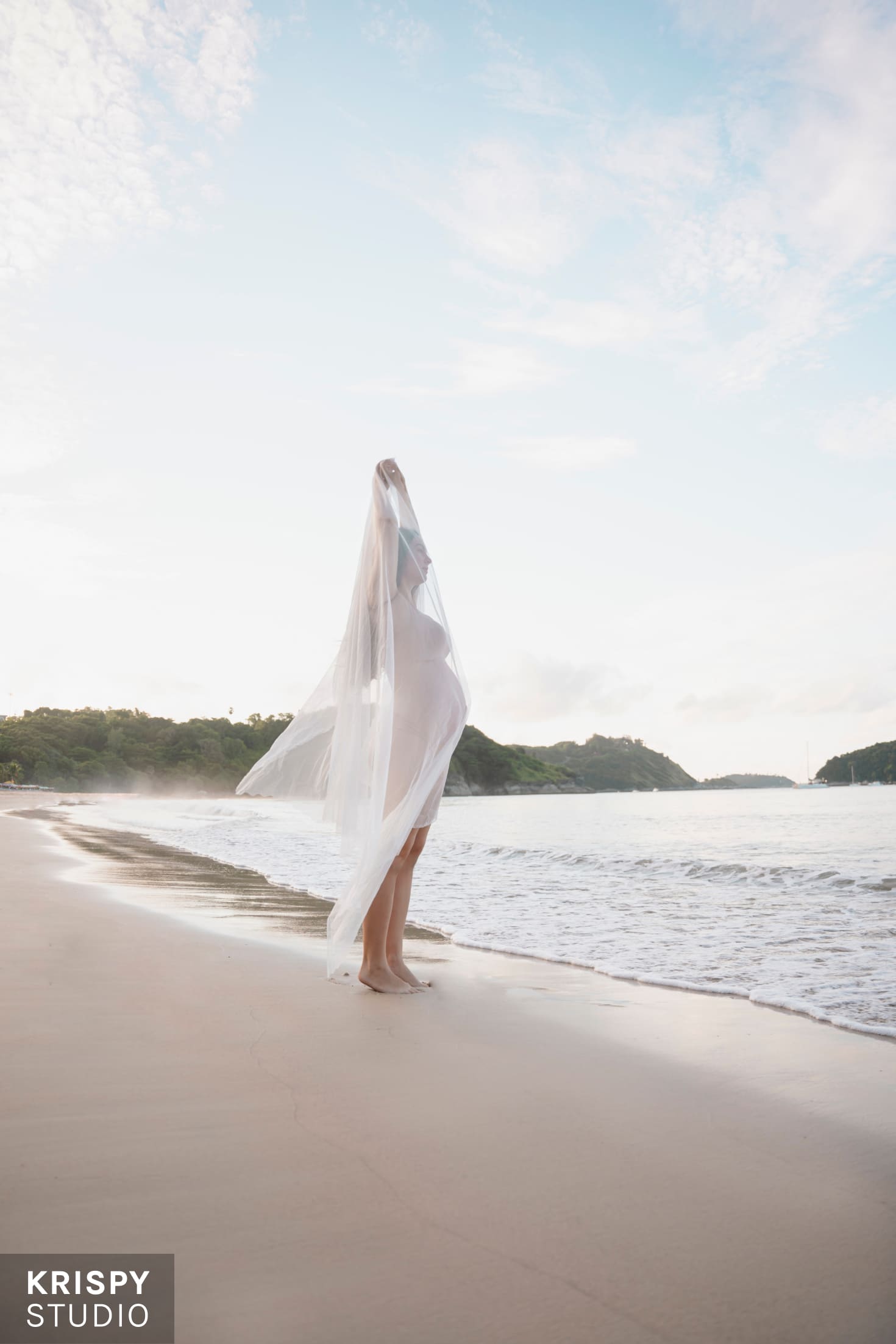 Фотосессия на берегу Пхукета, беременная женщина и океан