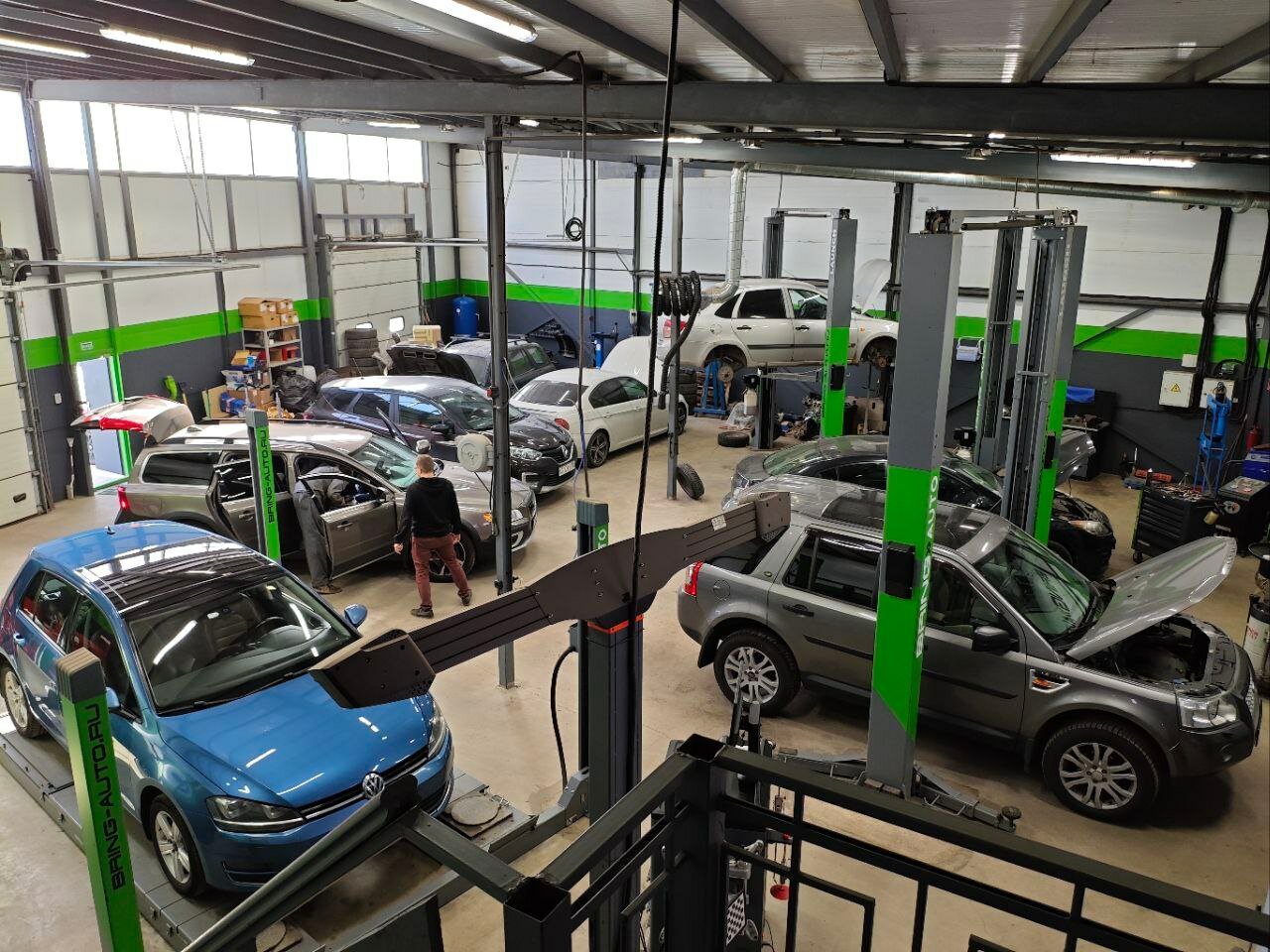 Автосервис Bring Auto — просторный бокс с автомобилями на подъёмниках