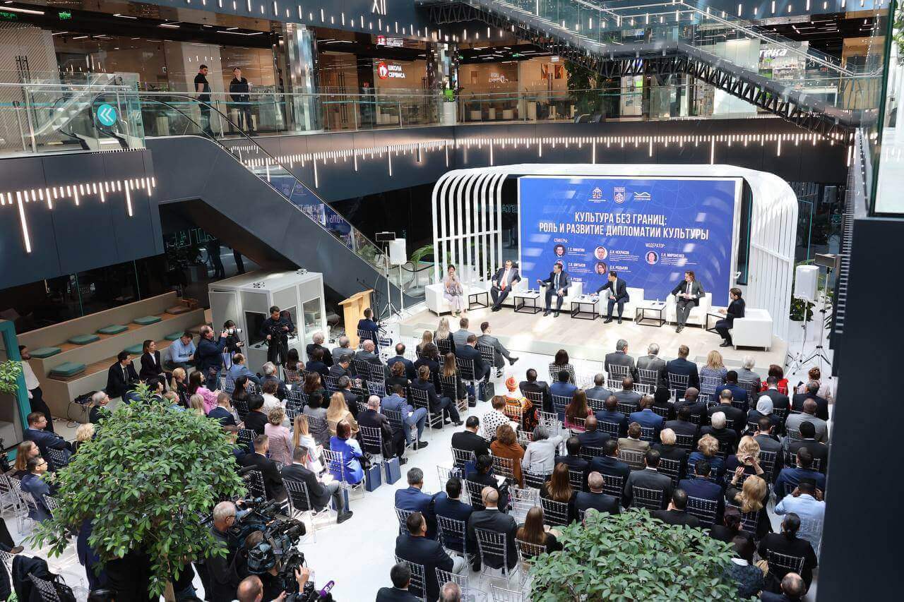 Эксперты на бизнес-конференции общаются с аудиторией