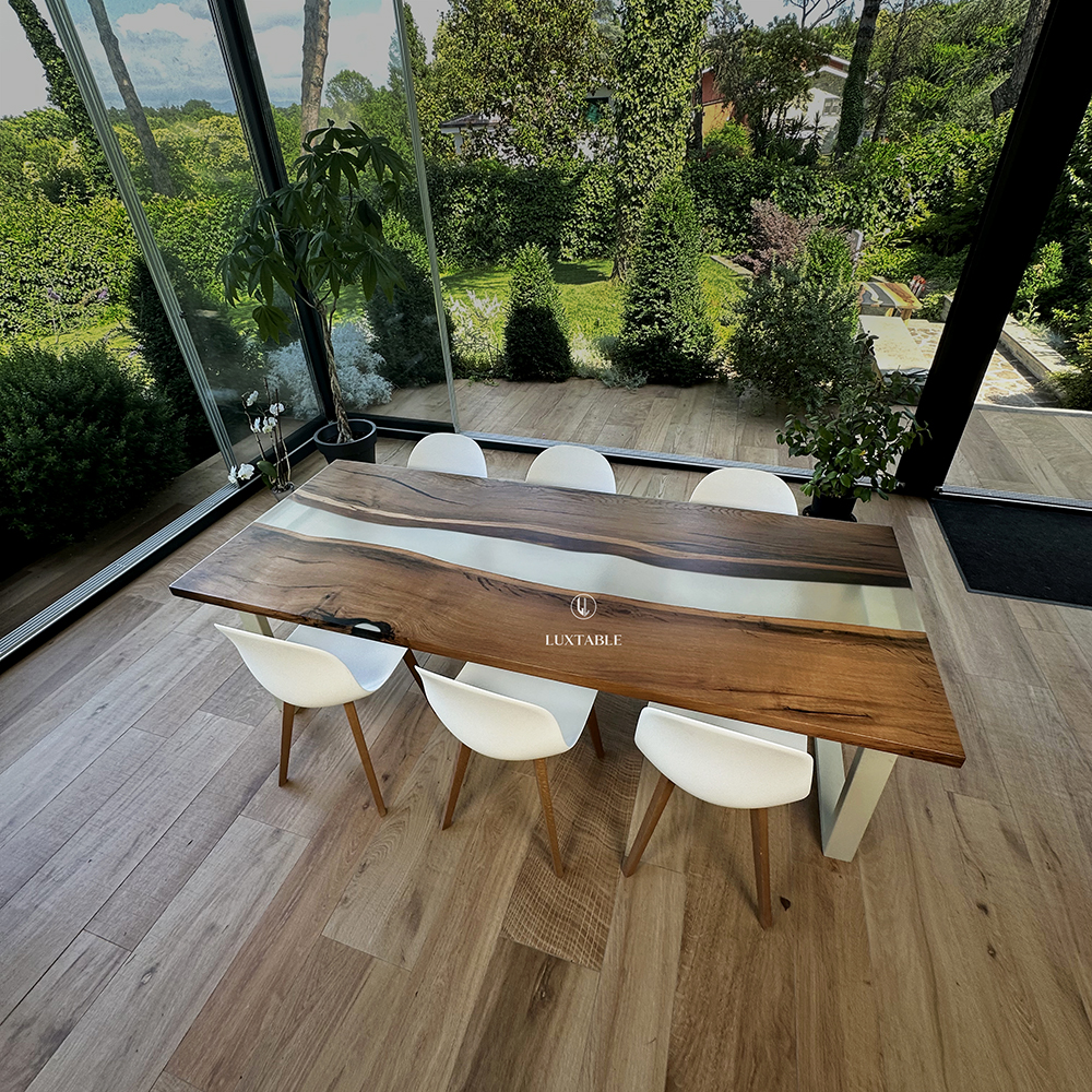 Epoxidharz Tische Alagoas aus europäischem Nussbaum und hellblauem Epoxidharz mit Metallic Effekt