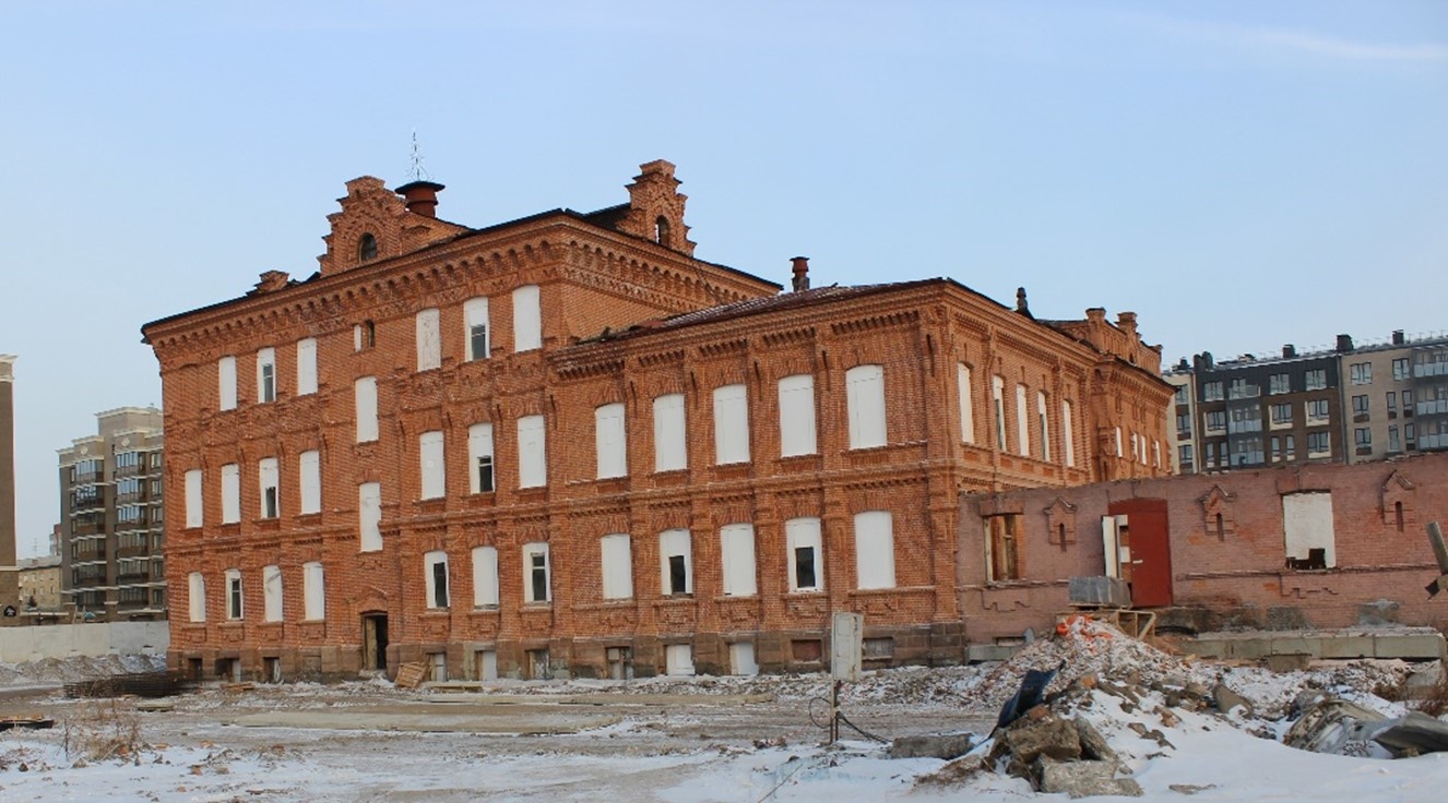 Западный фасад бывшего корпуса Красноярского Казенного винного склада, фото январь 2023 г.