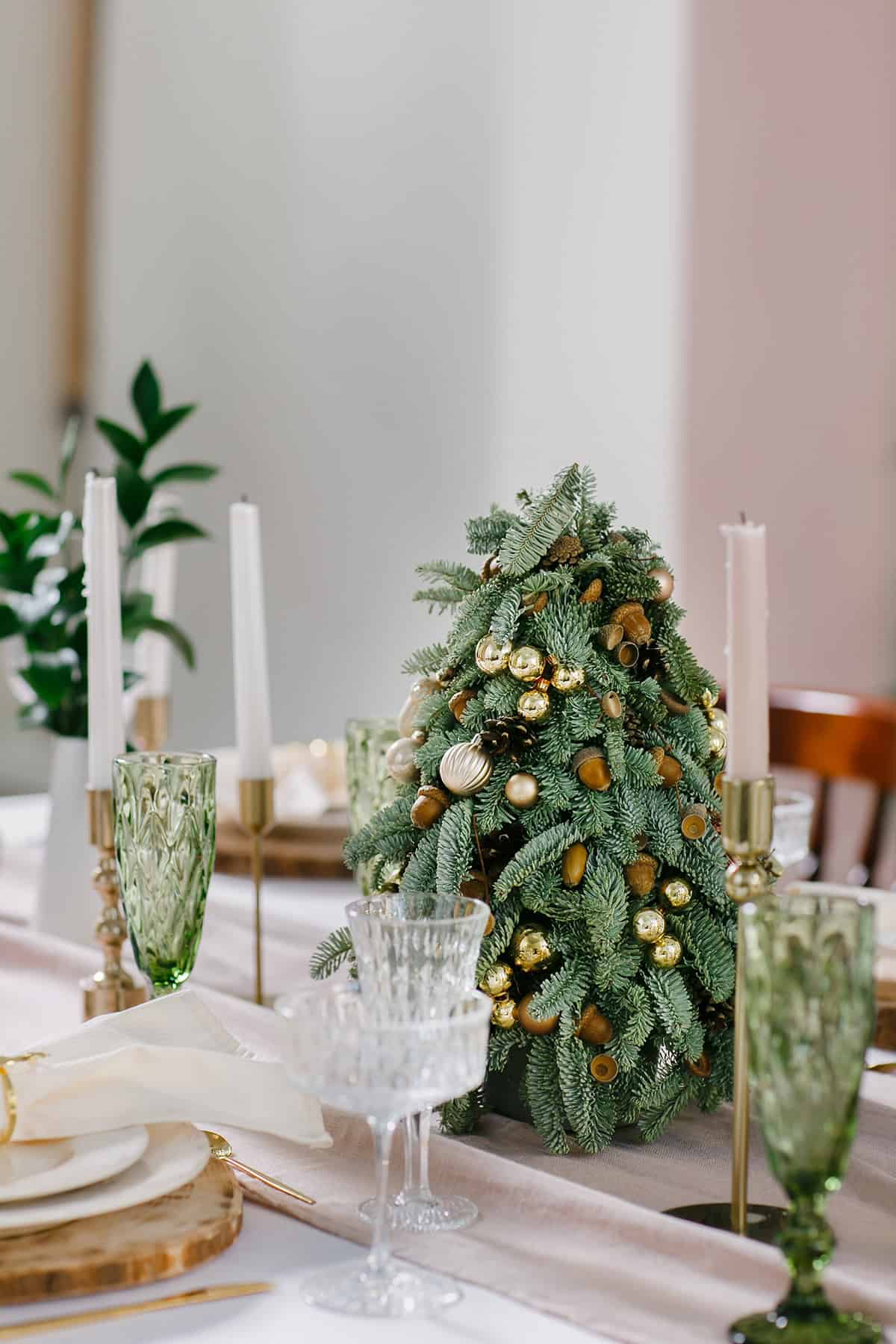 Миниатюрные елочные композиции для украшения стола