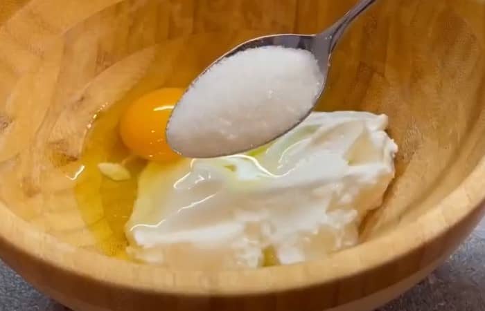 Приготовление пышных творожных оладий на сковороде: шаг 1