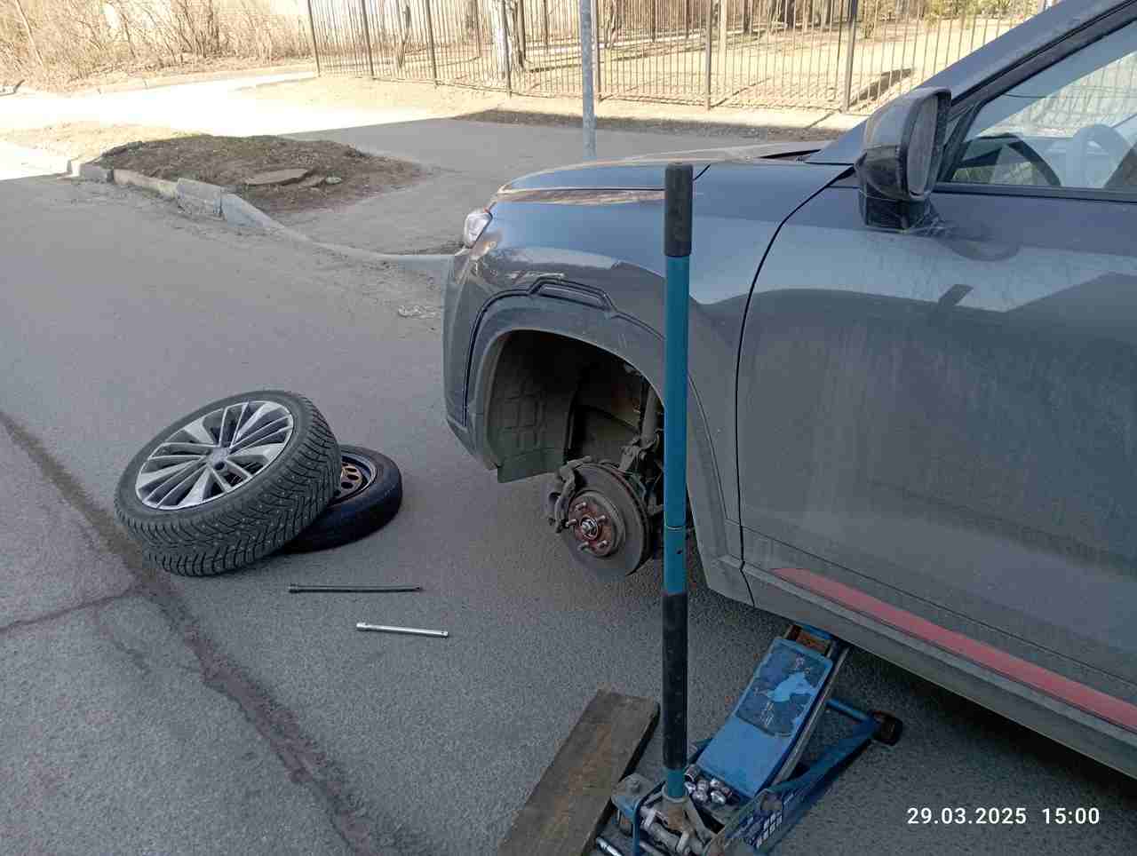 Установили запасное колесо на автомобиле Changan на проспекте Раевского в Выборгском районе Санкт-Петербурга
