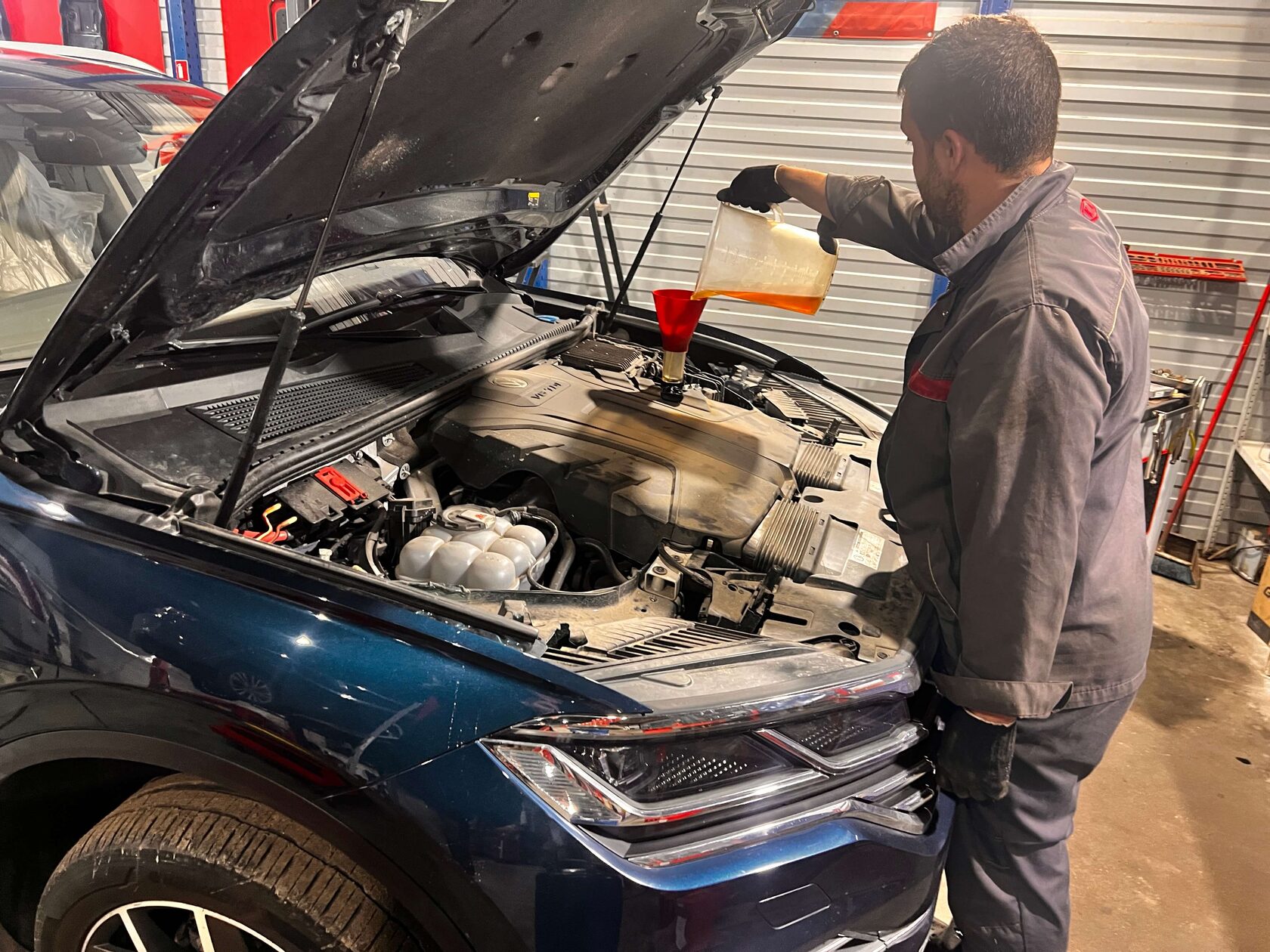 Заливка нового масла Motul X-clean+ 5W30 в двигатель Volkswagen Touareg CR7 3.0 TDI