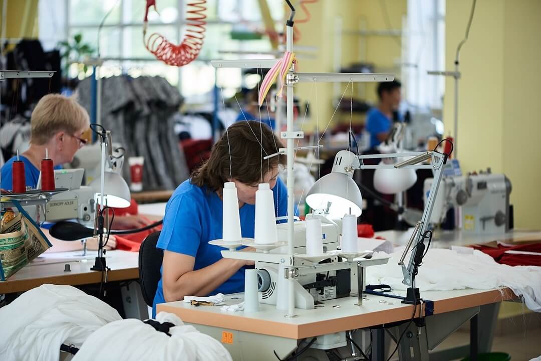 Фабрика пошива оптом. Фото швейного предприятия. Авито швея. Требуется швея портной. Фабрика шитья одежды Ташкент.