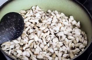 Приготовление закрытого пирога с грибами и картошкой в духовке: шаг 7