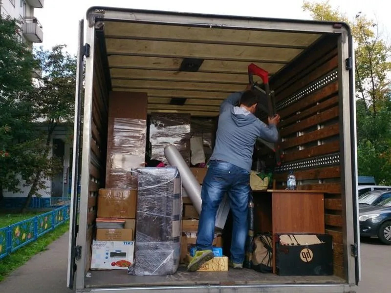 Грузовик со стройматериалами. Автомобили для перевозки мебели. Разгрузка для грузчиков. Грузовик доставка. Разгрузка стройматериалов.