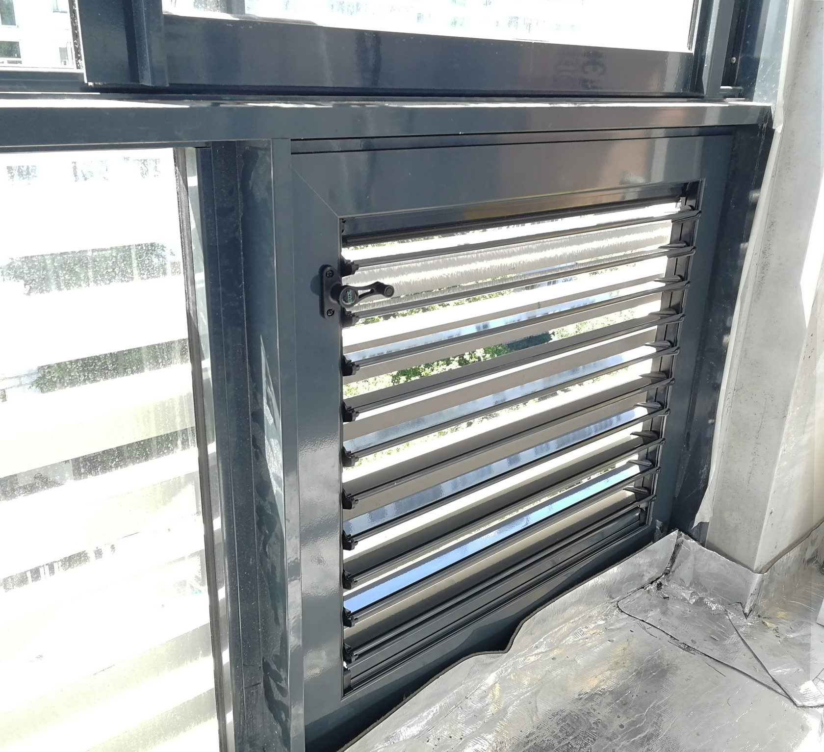 Вентиляционная решетка с закрытием на балконе. Установка вместо любого стеклопакета или решетки от застройщика. Обеспечение достаточного проветривания и вентиляции.
