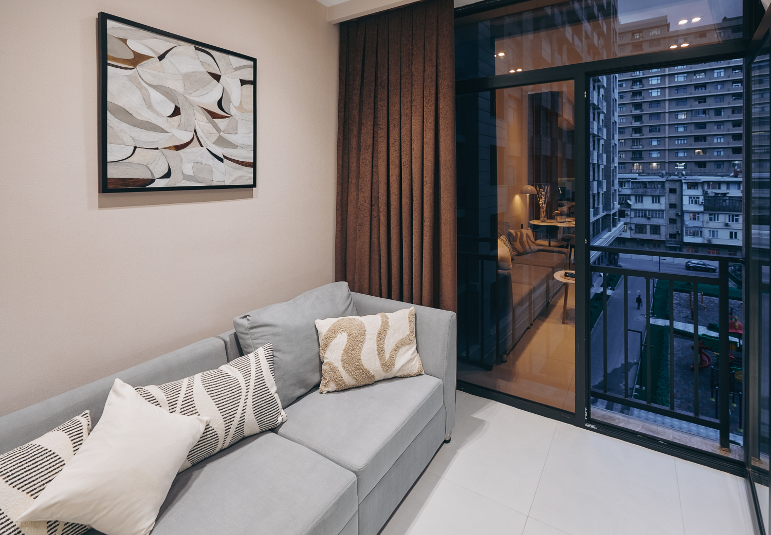 Гостиная и балкон MALIBO RESIDENCE