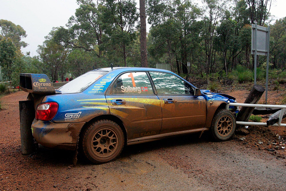 После аварии: Петтер Сольберг и Фил Миллз, Subaru Impreza S10 WRC '04 (555 WRC), ралли Австралия 2004