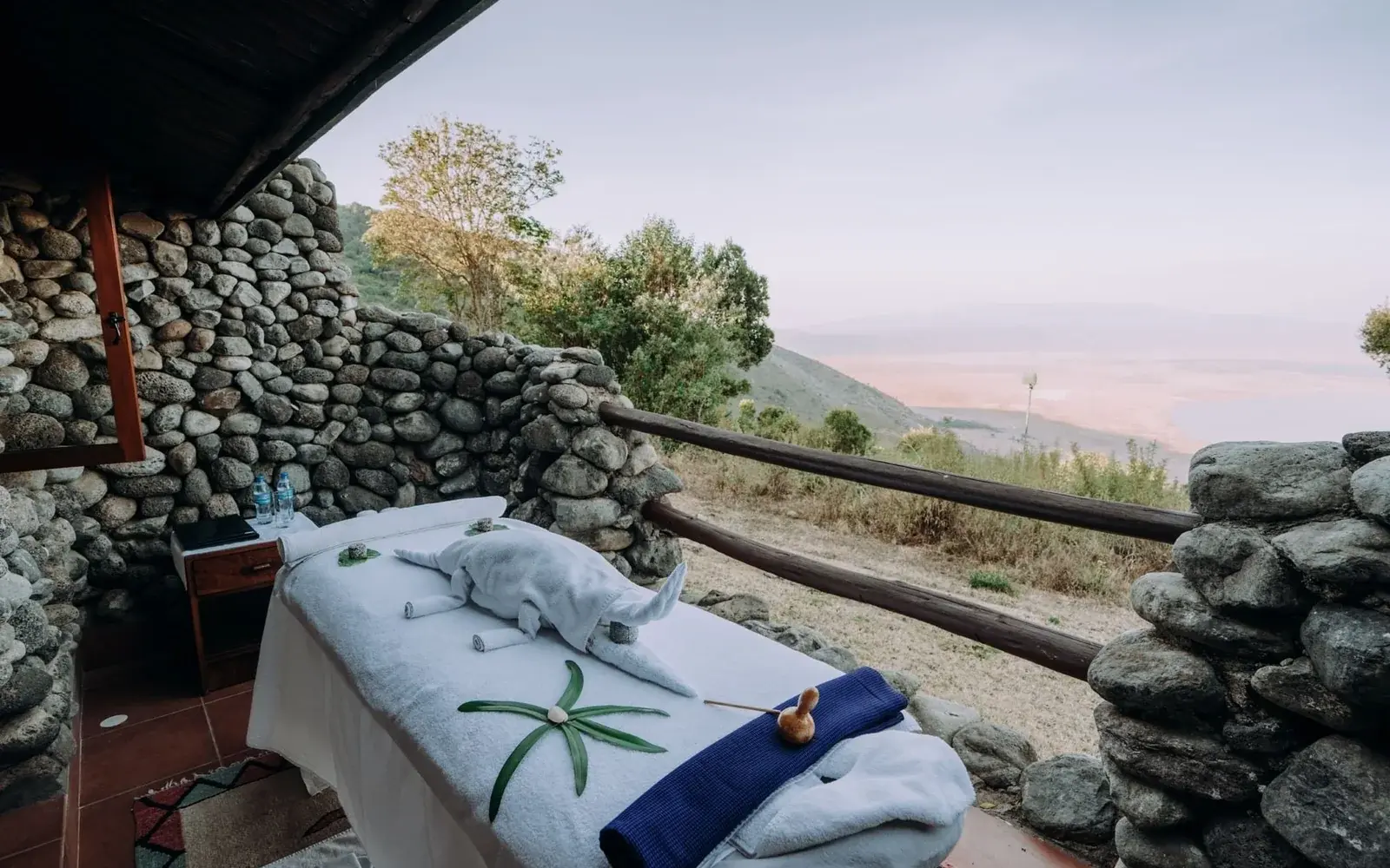 Массажная кушетка на террасе из камня с видом на кратер, Ngorongoro Serena