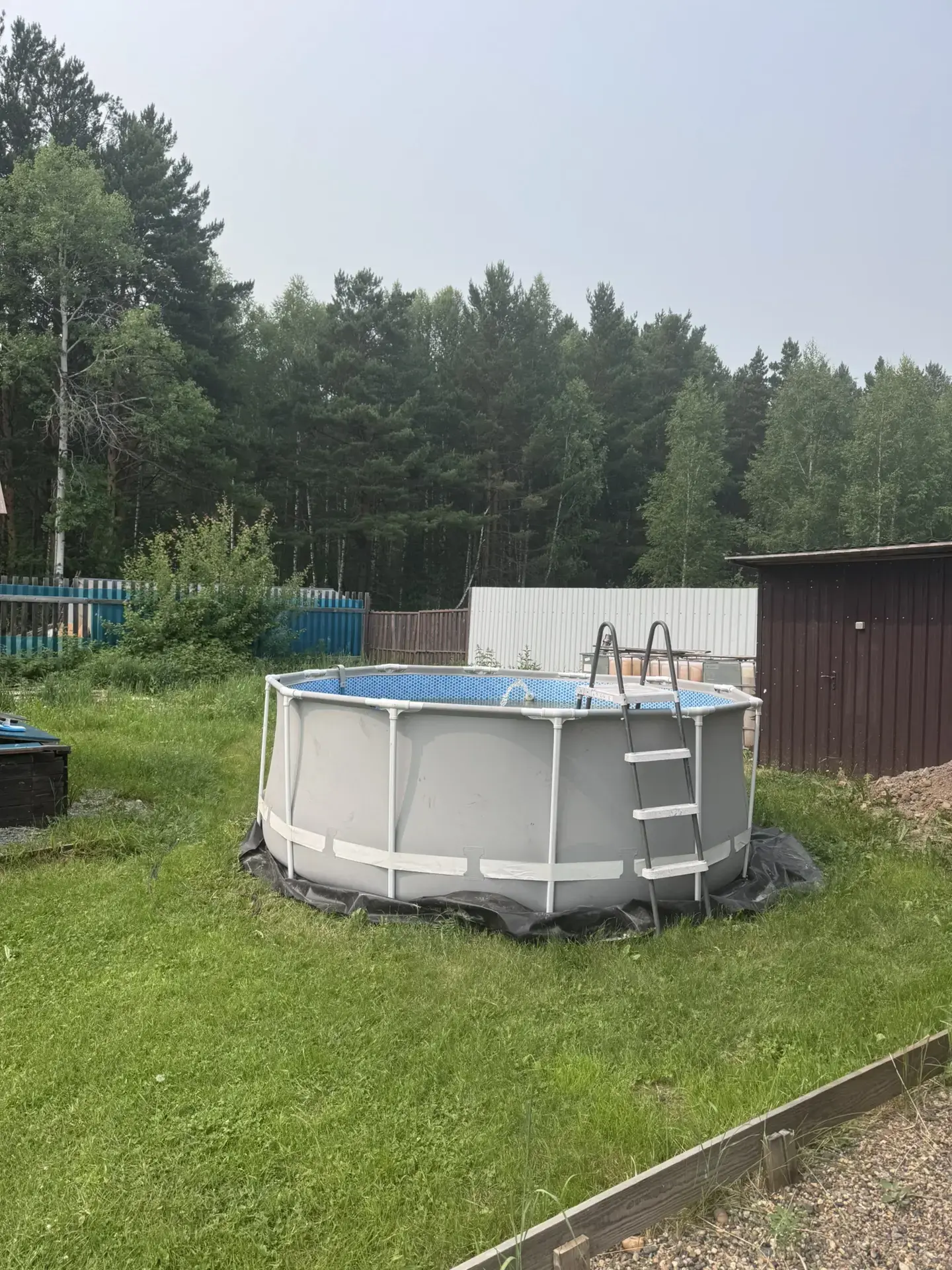 Круглый каркасный бассейн на газоне