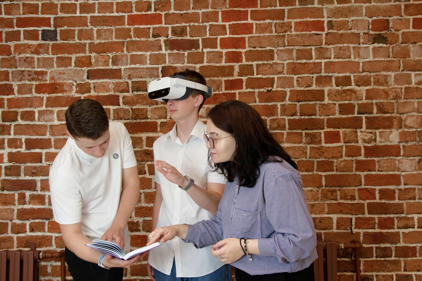 Школьники и педагог на занятии с VR-оборудованием — фотография из каталога