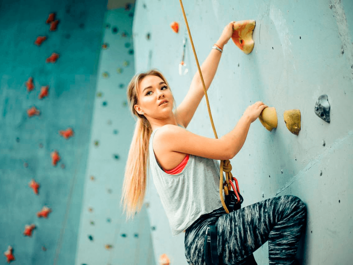 фото парня и девушки на романтическом свидании в публичном месте