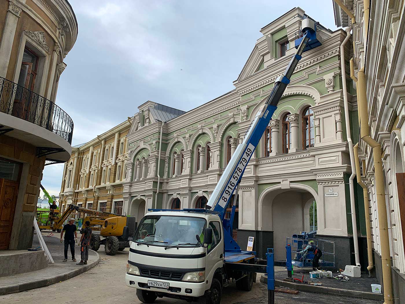 Застройка декорации «Улицы Москвы» для кинопарка «Москино»