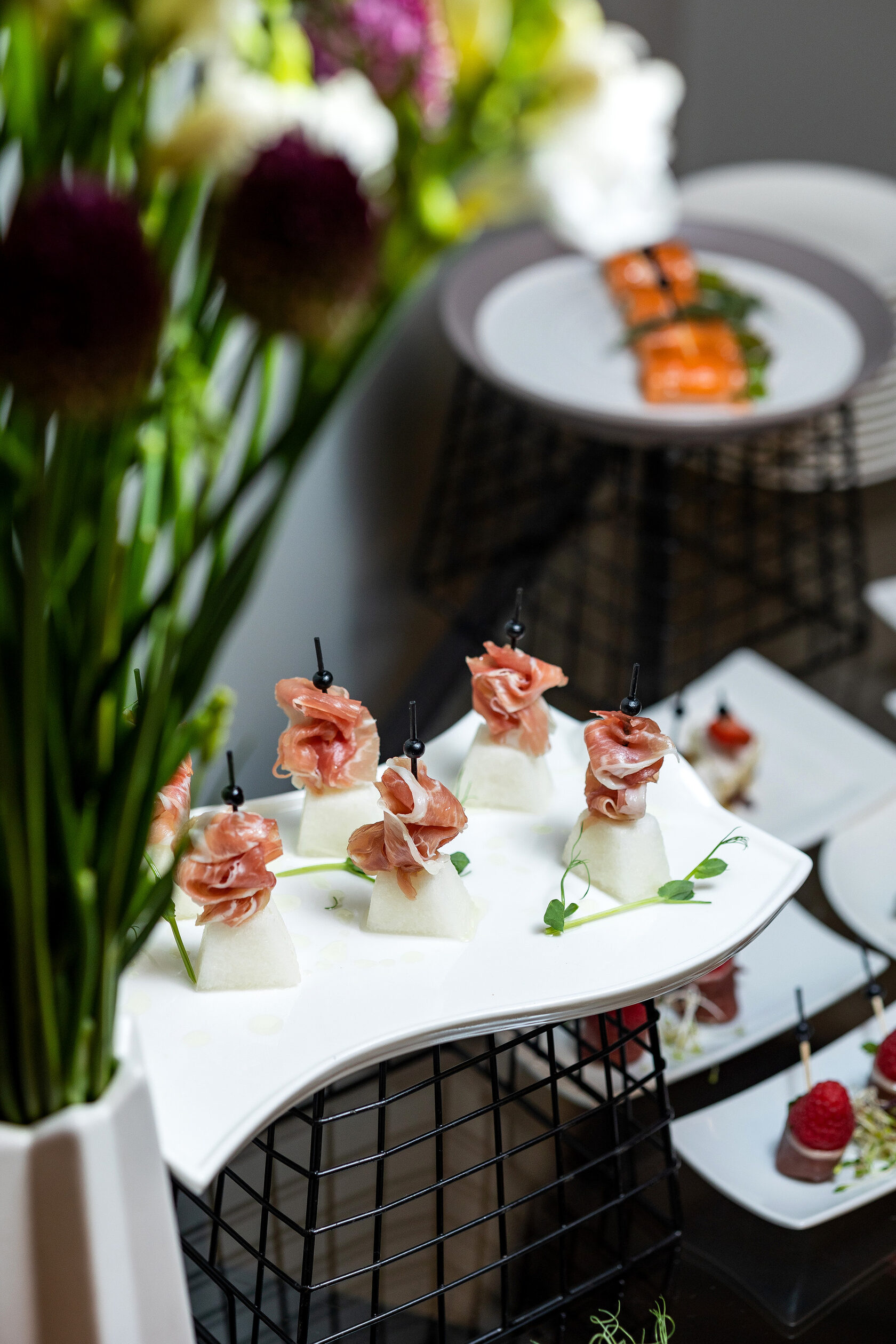 Сервировка на крупном корпоративе — выездной кейтеринг Smile Event Catering