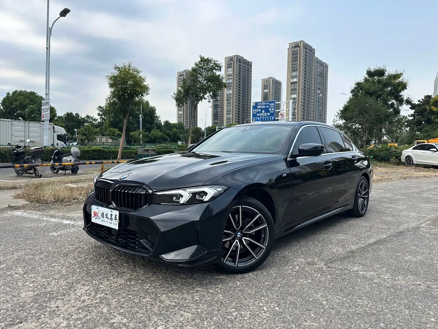 BMW 325Li G28 2025 M Sport Package из Китая — передняя часть тёмного седана, ракурс в три четверти