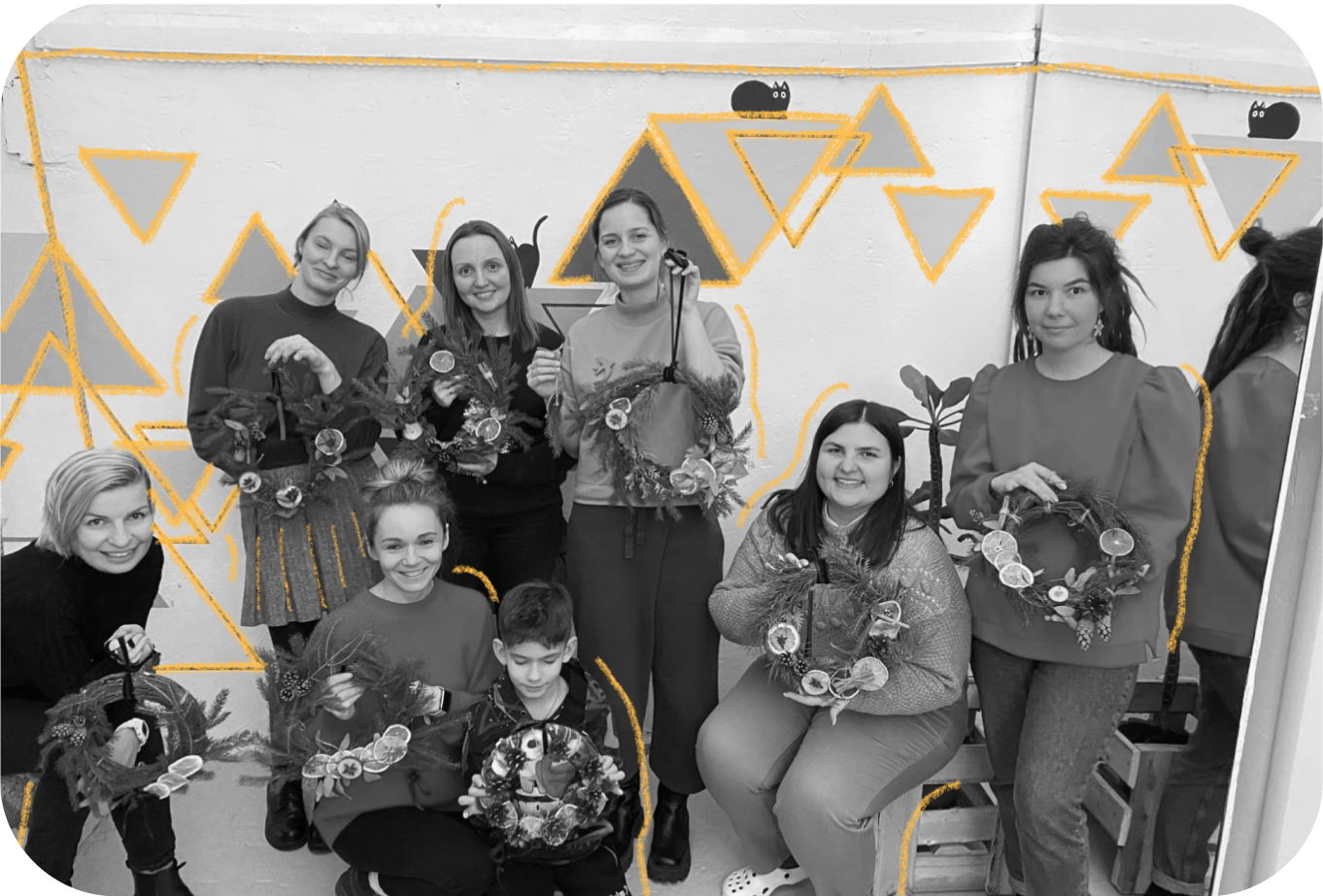 компания девушек и детей с новогодними венками с нарисованными желтыми элементами