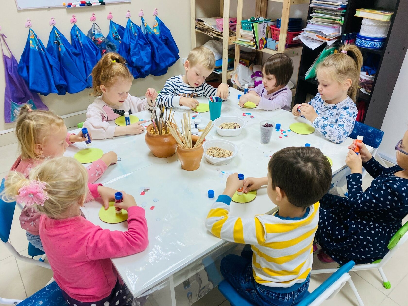 Дети делают поделку в детском клубе