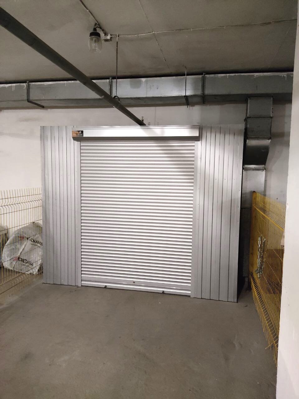 Шкаф с ролетой в паркинг (MaxParking) серебристого цвета из профлиста для сноубордов,лыж, покрышек вместо кладовой