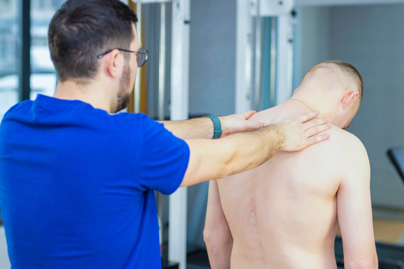 реабилитолог проводит осмотр